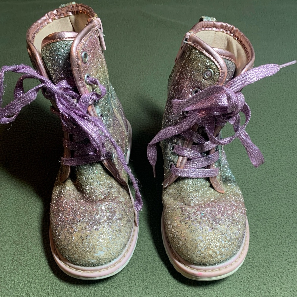 Fair condition Girl’s “Elizabeth” glitter boots. PO 243957. Size 2.